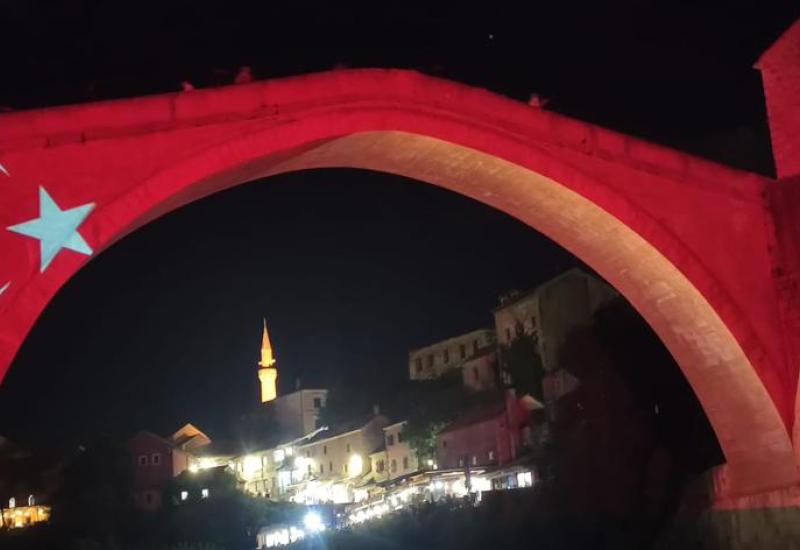 Stari most svijetli u bojama zastave Turske - Mostar: Stari most u bojama zastave Turske povodom 100. godišnjice Republike
