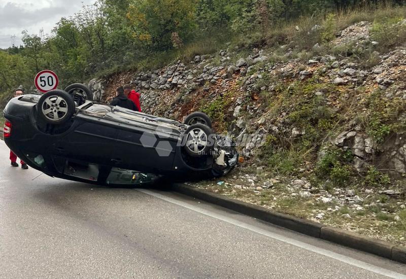 Prometna nesreća u Čulama - Prometna nesreća kod Mostara: Automobil završio na krovu