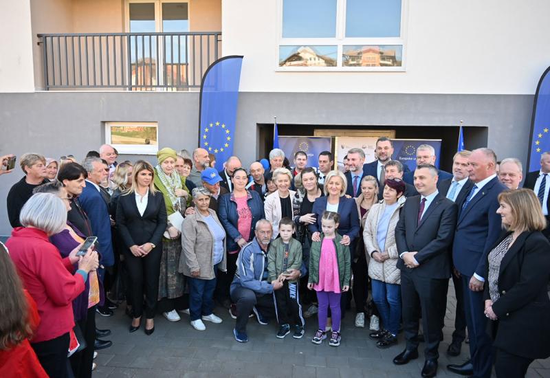 Predsjednica EK von der Leyen uručila ključeve stanova za 27 obitelji u BiH - Ursula von der Leyen uručila ključeve stanova za 27 obitelji u BiH
