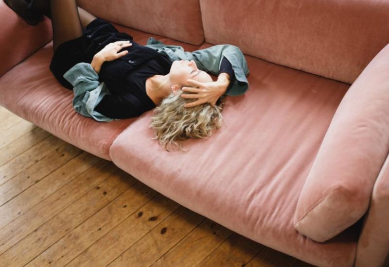 Žena se odmara na kauču - 12 nepodnošljivih stvari koje ljudi trpe bez ikakvog razloga