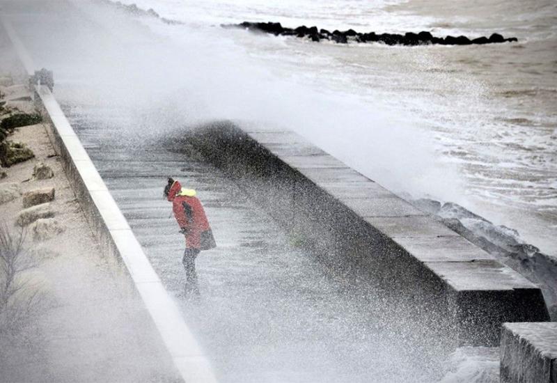 Jaki vjetrovi i kiša haraju južnom Engleskom i sjeverozapadnom obalom Francuske - Ciaran odnio najmanje šest života, promet u kaosu, gradovi bez struje