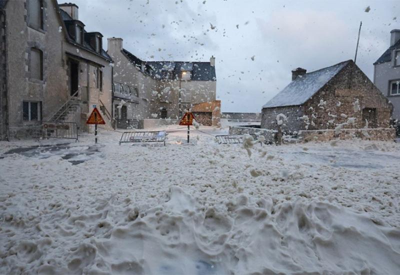 Jaki vjetrovi i kiša haraju južnom Engleskom i sjeverozapadnom obalom Francuske - Ciaran odnio najmanje šest života, promet u kaosu, gradovi bez struje