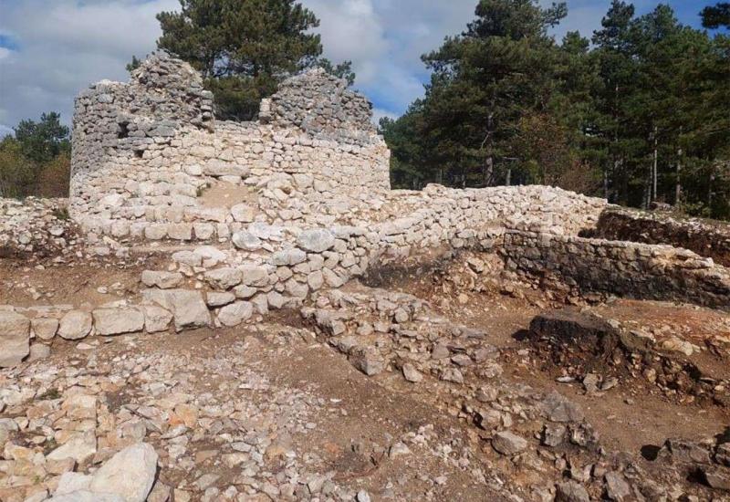 Bistrički grad - Arheološka istraživanja pokazala da se radi o puno složenijem kompleksu