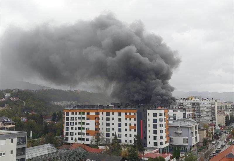 Požar u sarajevskom naselju Otoka, vatra zahvatila dio pijace - Požar: Gori pijaca u Sarajevu