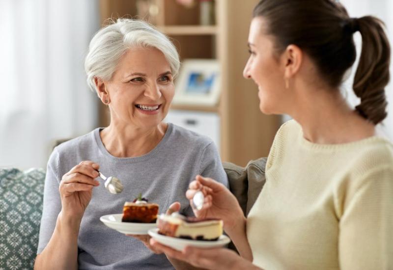 Nasmijane žene uživaju u kolačima - 25 jedinstvenih osobina ljudi koji vole biti sami 