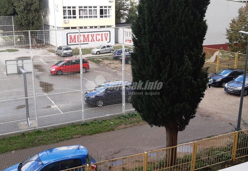 Parkirani automobili na igralištu iza 10. osnovne škole - Mostar – Joše jedan apel zbog divljeg parkinga