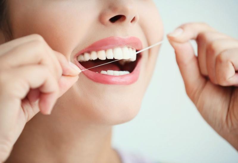 Žena čisti zube koncem - 5 stvari koje nijedan zubar ne bi radio svojim zubima