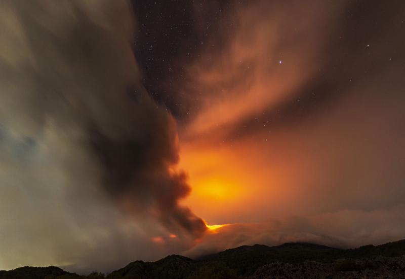 Vulkan Etna ponovo eruptirao, izbacuje lavu i pepeo