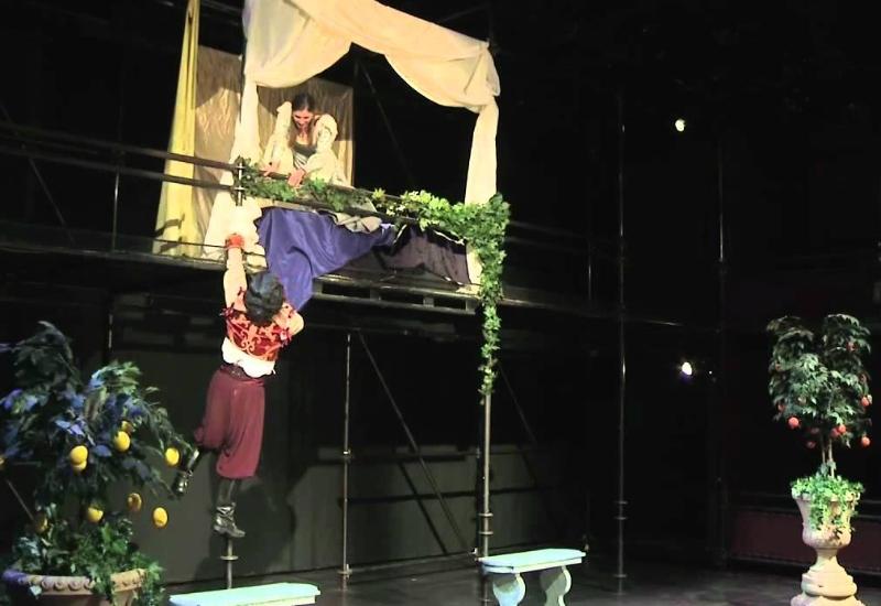 Tijekom predstave ''Romeo i Julija'' srušio se balkon - glumci ozlijeđeni