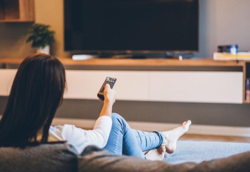 Žena gasi TV - Kako se pravilno odmara mozak? 10 savjeta za potpuni restart