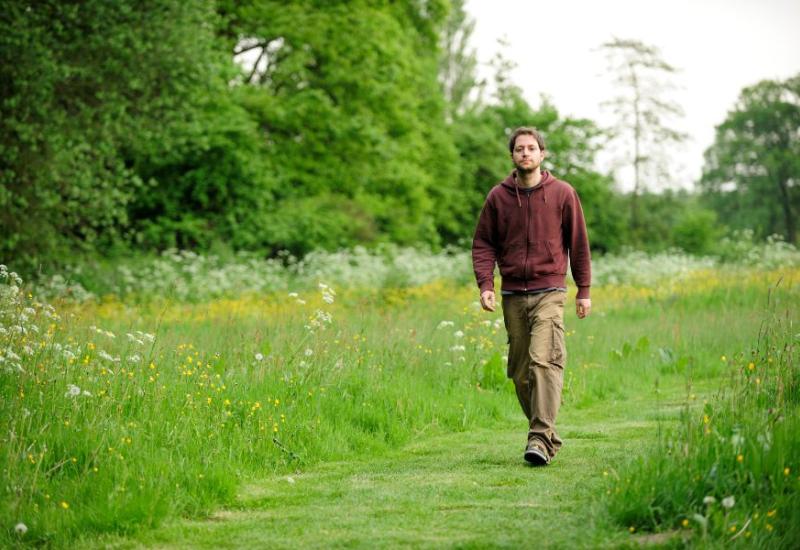 Muškarac u šetnji prirodom - Kako se pravilno odmara mozak? 10 savjeta za potpuni restart