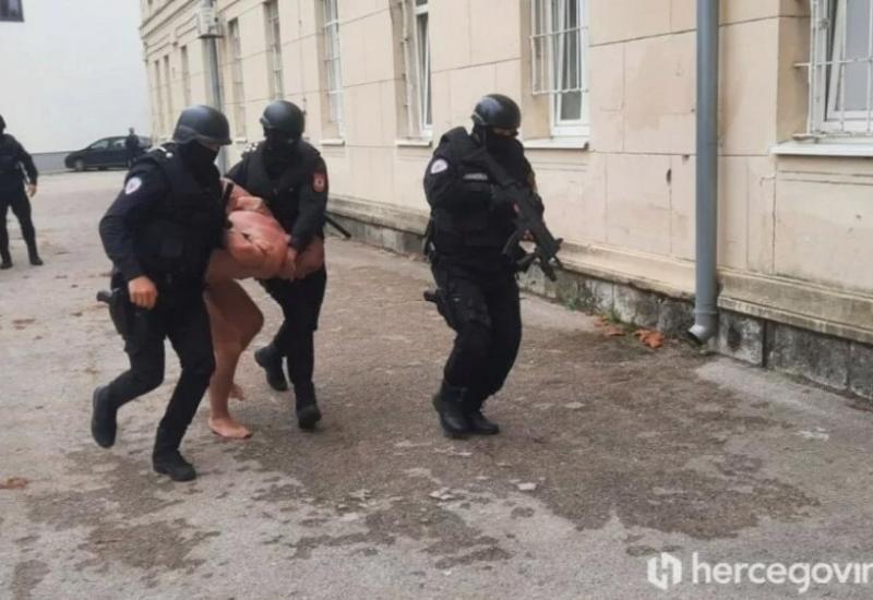 Uhićen u gaćama | Muškarac iz Dubrovnika oteo djevojku, pa uhvaćen u Trebinju