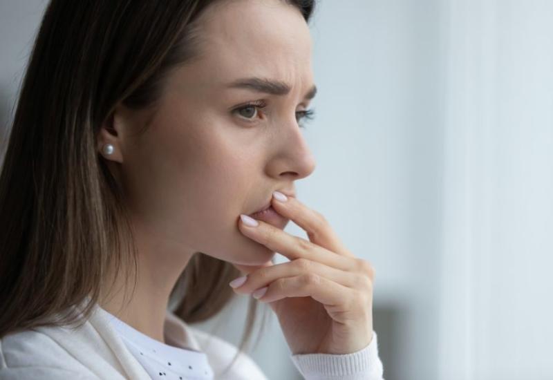 Anksiozna žena - 7 znakova dubokih emocionalnih rana i kako ih izliječiti