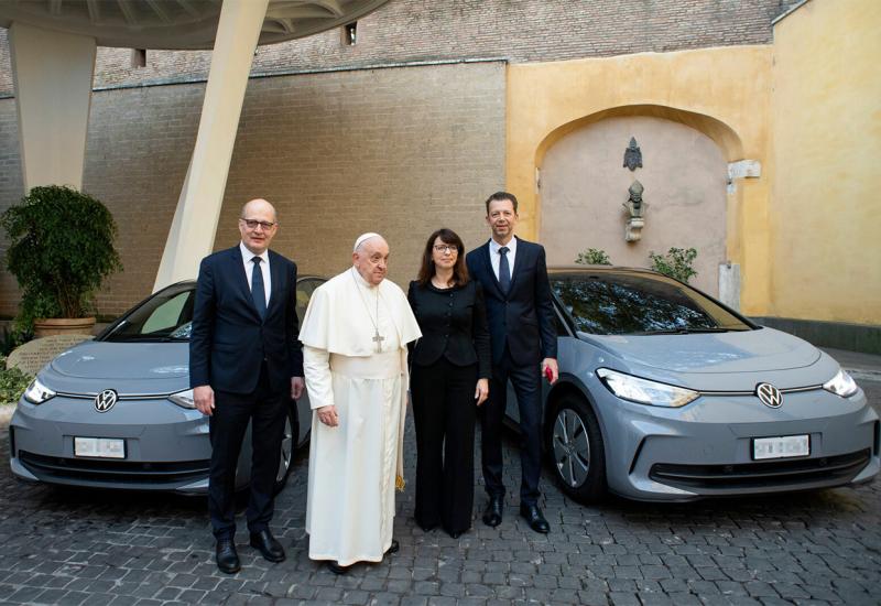 Doviđenja Fiatu: Papa Franjo prešao na struju