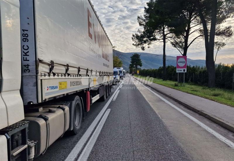 Ogromne gužve na prometnici zbog prometne nesreće - FOTO/VIDEO | Teška prometna nesreća u Mostaru: Na terenu hitna, vatrogasci i policija