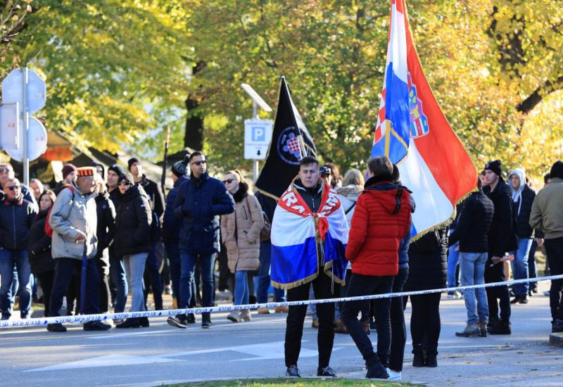 Kolona bez kraja: Mnoštvo ljudi u odavanju počasti žrtvi Vukovara