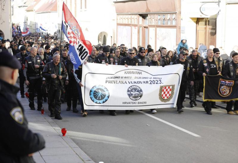 Kolona bez kraja: Mnoštvo ljudi u odavanju počasti žrtvi Vukovara