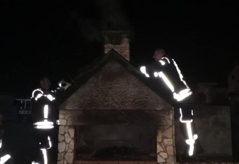 U Čapljini gori deponija, u Mostaru izgorio krov na kaminu
