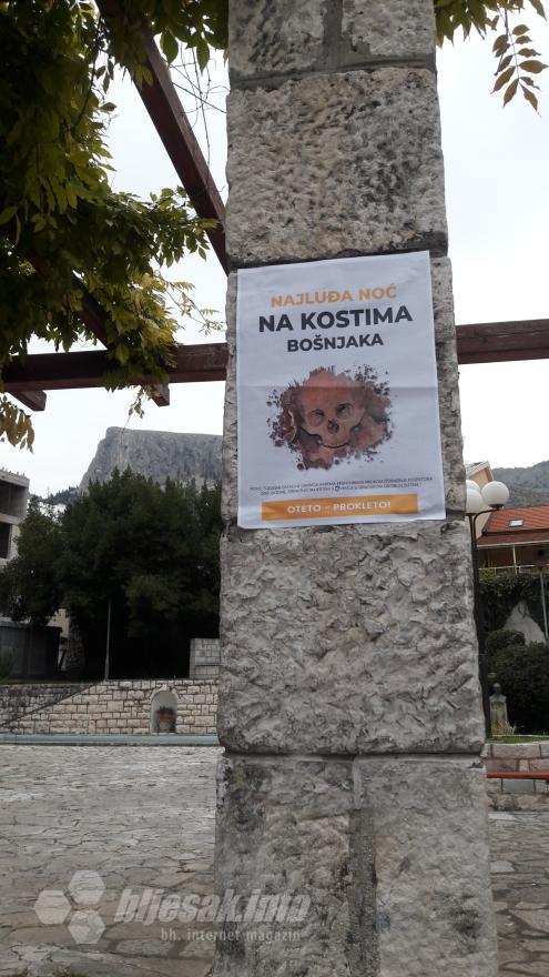 Plakati protiv održavanja Nove godine u Mostaru na parkingu između zgrade HNK i zgrade Vlade FBiH - Mostar 
