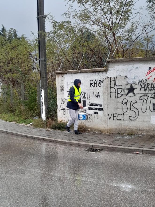 Vijećnik prebojao grafite mržnje u Vrapčićima - Vijećnik prebojao grafite mržnje u Vrapčićima: Račun će ispostaviti Gradskoj upravi 