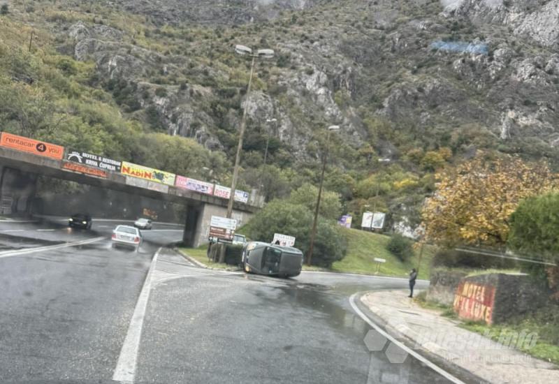 Mostar: Prevrnuo se automobil
