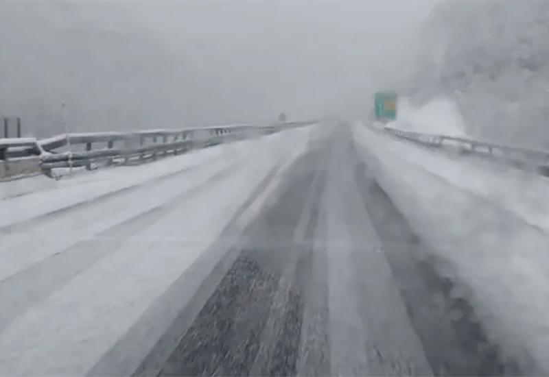 Snijeg na autocesti - FOTO | Snijeg opet iznenadio nadležne za održavanje cesta u BiH