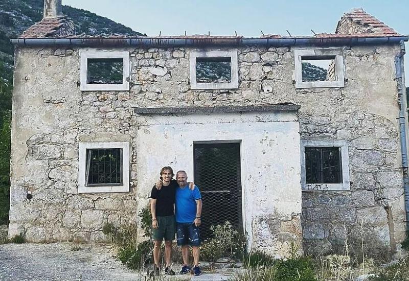 Luka Modrić s ocem ispred rodne kuće - Tri Kineskinje posjetile rodnu kuću Luke Modrića i ostale šokirane prizorom