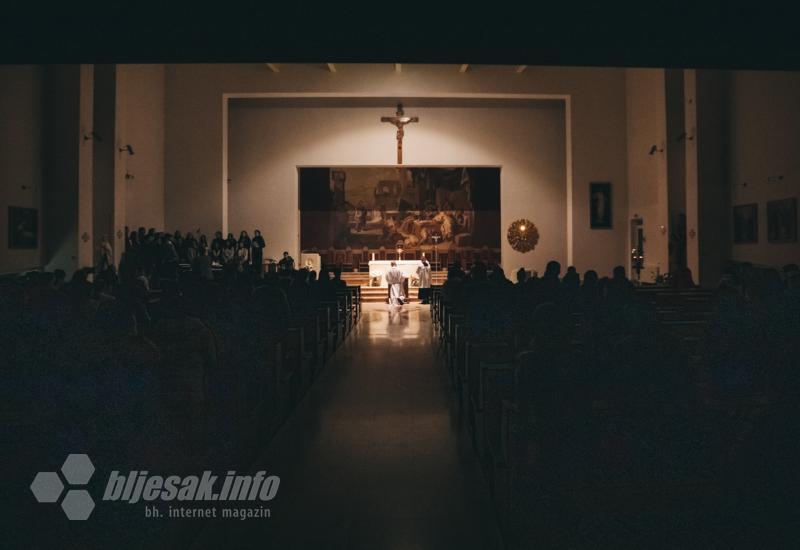 FOTO | Mladi u Mostaru klanjali pred Presvetim oltarskim sakramentom