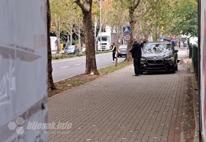BMW na pločniku kod Ekonomske škole - FOTO | Mostar: BMW-om prošao u suprotnom smjeru i udario u zid kod Ekonomske
