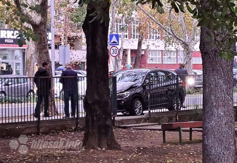 BMW na pločniku kod Ekonomske škole - FOTO | Mostar: BMW-om prošao u suprotnom smjeru i udario u zid kod Ekonomske
