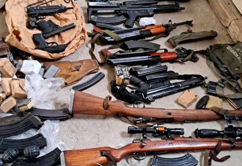 Uhićen mladić u Mostaru - kuća prepuna oružja i eksploziva
