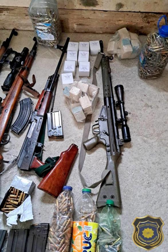 Zaplijenjeno oružje - Uhićen mladić u Mostaru - kuća prepuna oružja i eksploziva