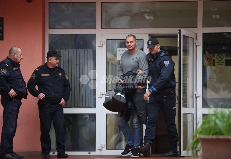 E.B. (1996) osumnjičen za posjedovanje veće količine oružja  - FOTO | Uhićeni Mostarac ispitan u Tužiteljstvu HNŽ 