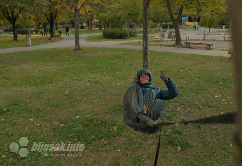 Ne smeta ni hladnoća: Putnik odmorio u parku Zrinjevac 