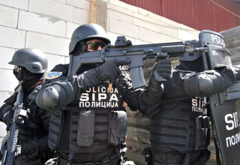 Detalji akcije u Hercegovini: Uhićen trojac, pronađena droga, oružje, streljivo i veća količina novca