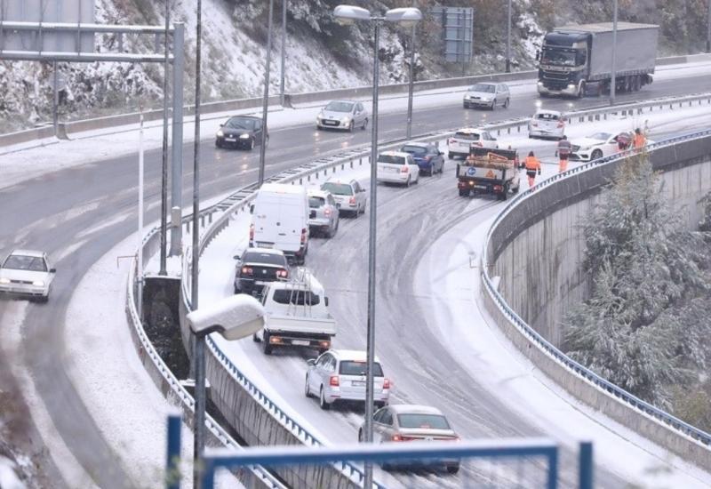 Snijeg + ljetne gume: Kaos na cestama oko Splita 