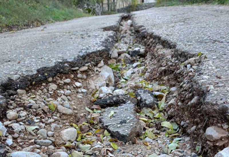 Borimo se godinama da se spomenuti put ponovo asfaltira,poručili su mještani - Mostar: Firma završila radove i ostavila devastiran put, mještani uputili apel Gradu