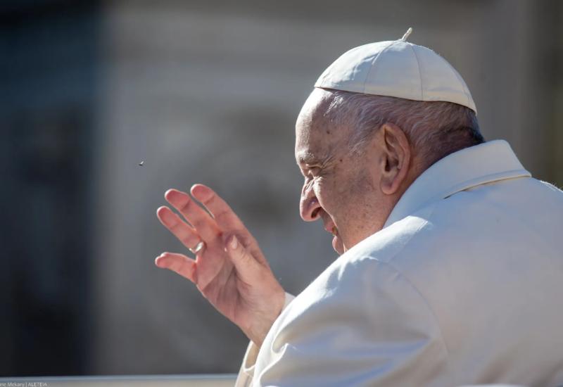 Papa Franjo u Angelusu pozvao na diplomatsko rješenje rata u Ukrajini