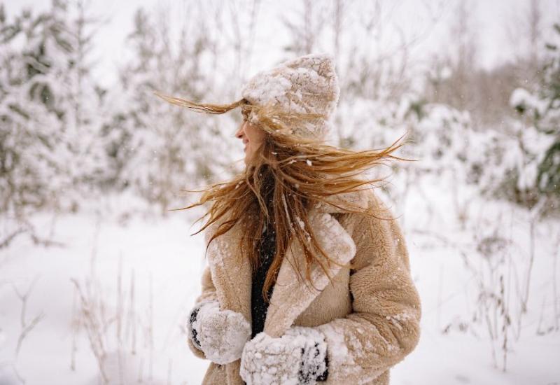 Žena uživa na snijegu - Zašto smo zimi stalno umorni i kako si pomoći?