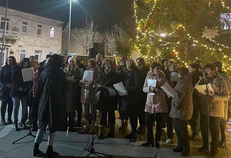 Adventska svečanost na otvorenom - Započele adventske manifestacije u Livnu, Tomislavgradu i Kupresu