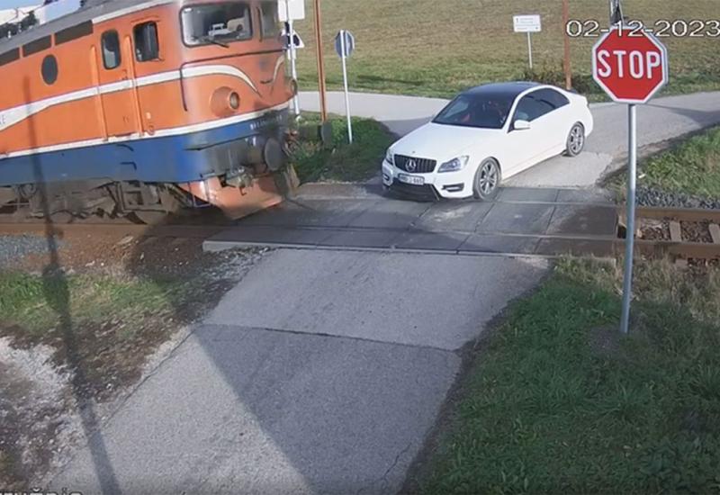 VIDEO Nesreća izbjegnuta za dlaku: Mercedesom izašao na prugu...