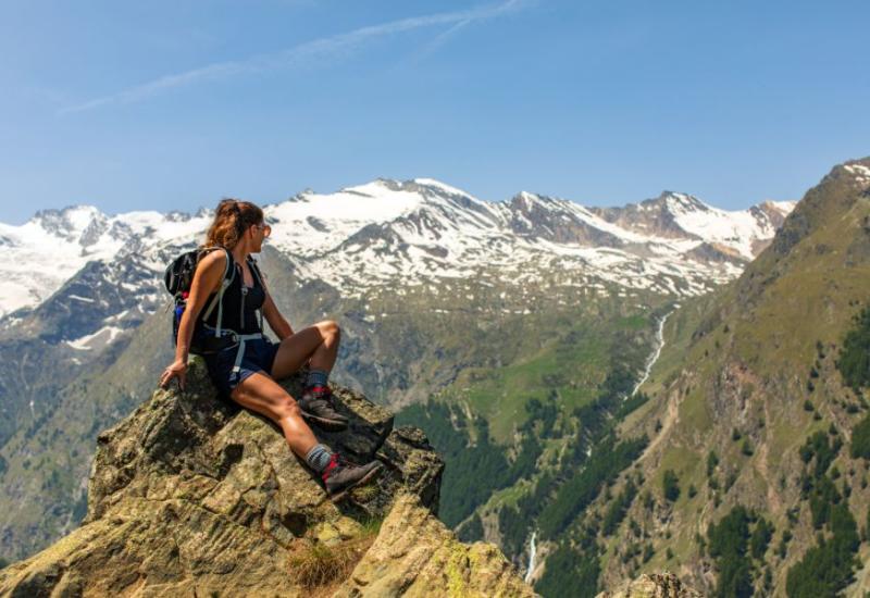 Žena na vrhu planine - Zašto narcisi privlače ovih 5 tipova žena?