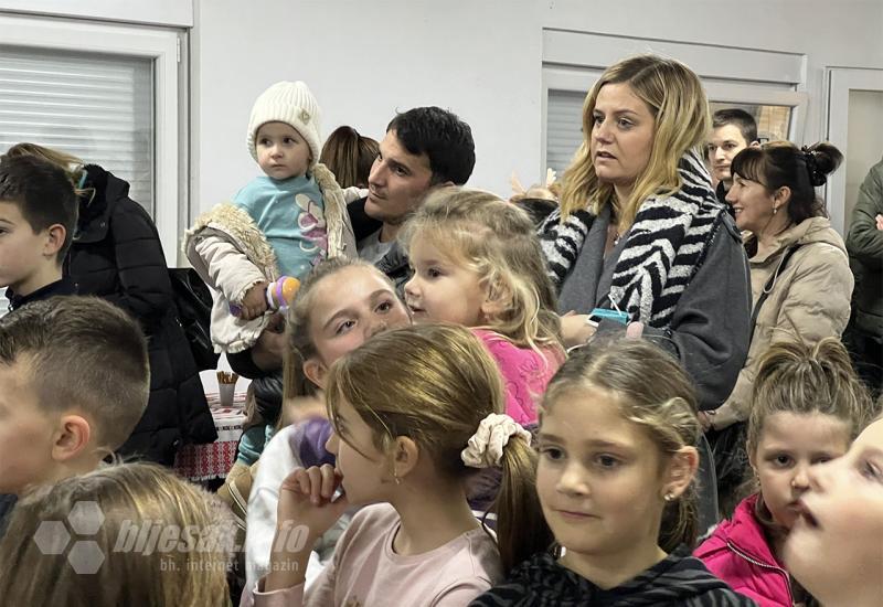 Darivanje djece u Orlacu - Udruga Suze svetog Lovre razveselila 65 mališana u Orlacu
