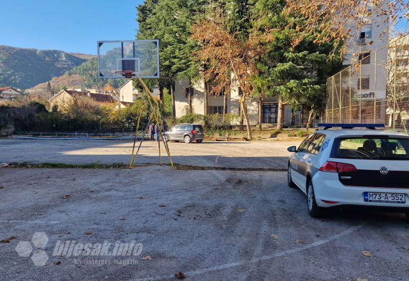 Područje gdje je pronađen skelet ograđen policijskom trakom - Mostar: U dvorištu škole pronađen skelet