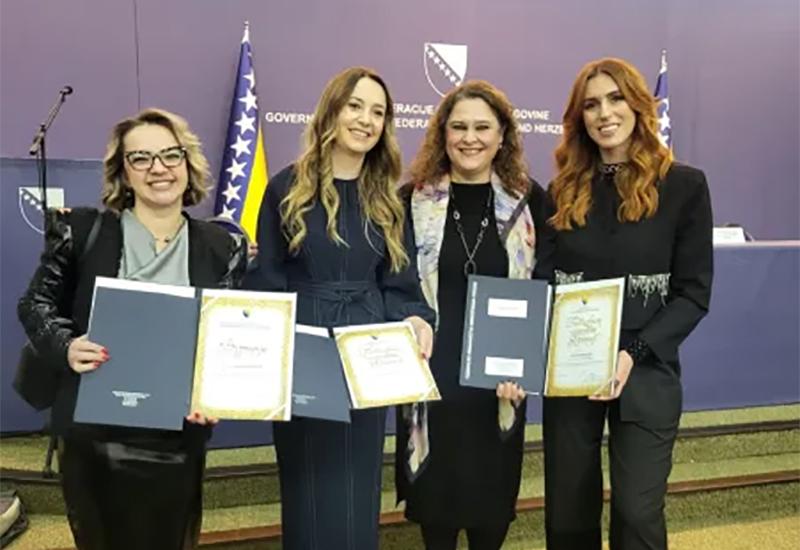 Sijana Demirović (skroz desno) - Dr. Sijani Demirović iz Mostara Federalna nagrada za znanost