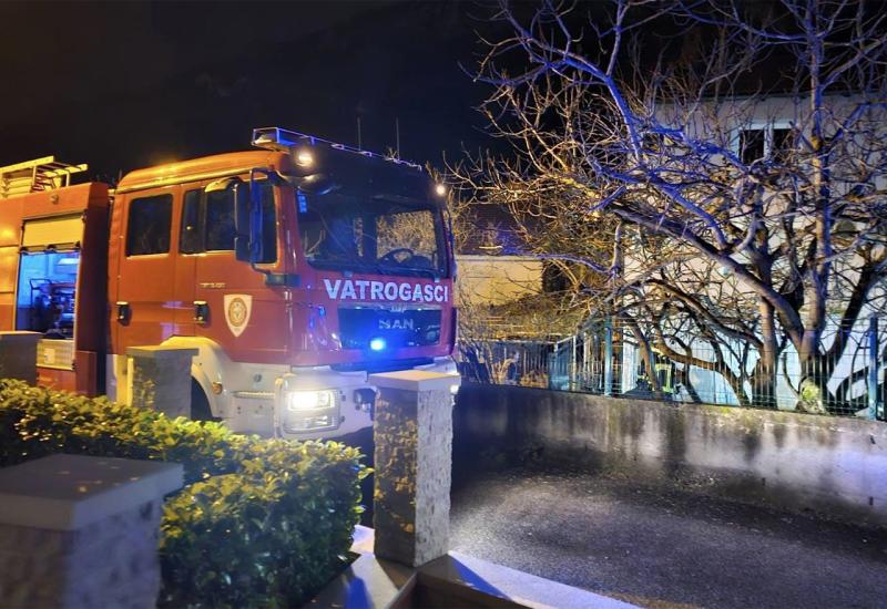 FOTO | Dojava o požaru u obiteljskoj kući u Mostaru - intervenirali vatrogasci