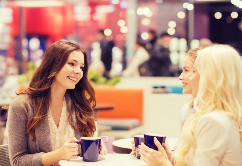 3 žene razgovaraju uz kavu - 7 najboljih savjeta za blagdansku kupovinu bez stresa