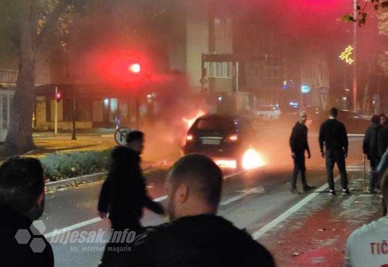  Na ulici planuo automobil, intervenirali vatrogasci - Požar u Mostaru: Na ulici planuo automobil, intervenirali vatrogasci