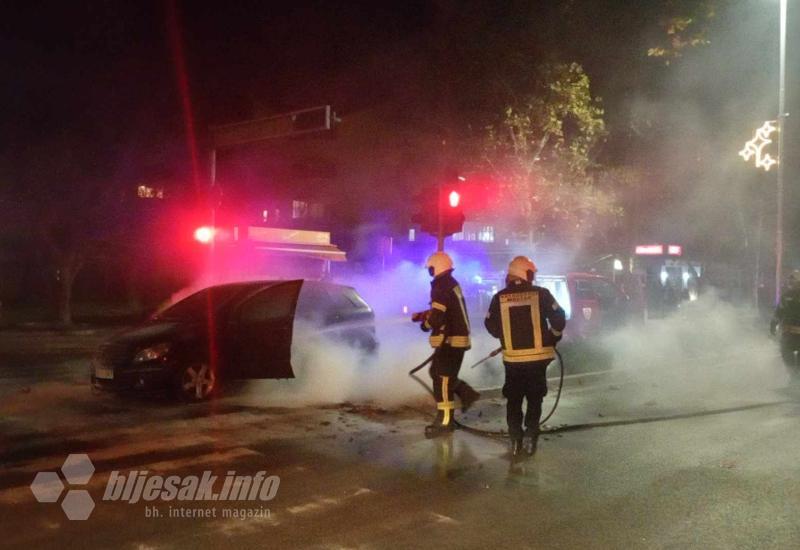 Na ulici planuo automobil, intervenirali vatrogasci - VIDEO | Požar u Mostaru: Na ulici planuo automobil, intervenirali vatrogasci