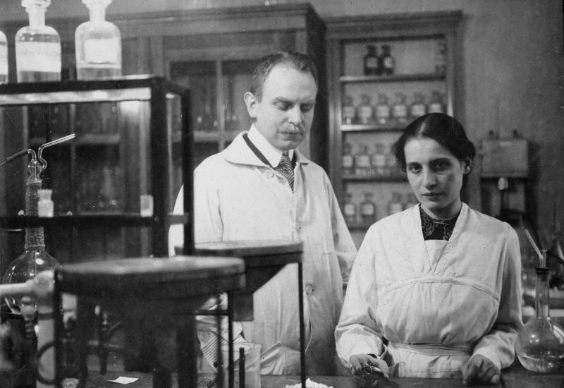 Otto Hahn i Lise Meitner na Berlinskom sveučilištu 1909. gpodine - Na današnji dan prije 85 godina započela je nuklearna era